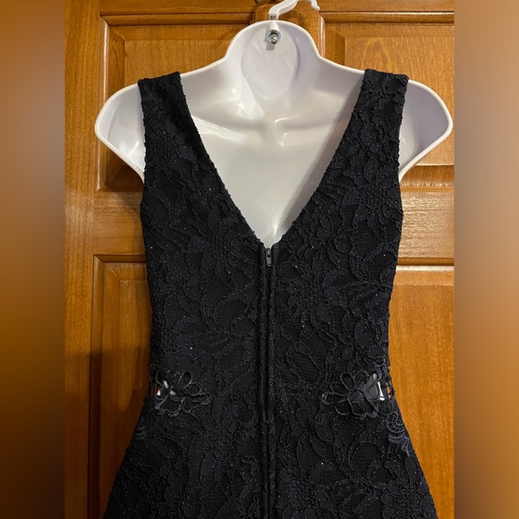 Navy blue lace formal dress with cutouts Size 1 - Picture 5 of 10